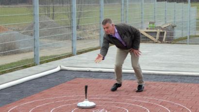 Bild: fsb
Bürgermeister Dietmar Schaller ist von der neuen Stockbahn begeistert und schiebt den ersten Stock über die nagelneue Bahn.