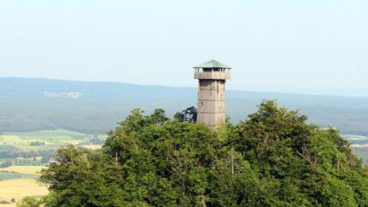 Bild: stg
Der Aussichtsturm am Rauhen Kulm ist ab sofort über den Westaufgang wieder erreichbar.
