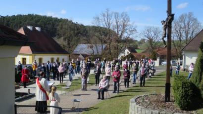 Bild: Christine Schwarz/exb
Die Gläubigen des Kuratbenefiziums Paulsdorf feiern am Palmsonntag eine Andacht unter freiem Himmel.