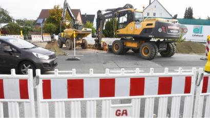 Bild: Gabi Schönberger
Es wird eng im Bereich Moosfurtstraße, Gladiolenweg, Mooslohstraße. Die Kanalbauarbeiten samt Sperrungen sollen etwa sechs Wochen dauern.