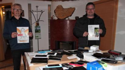 Bild: stg
115 Kilogramm ausgediente Handys wurden verpackt und mittlerweile auf den Weg gebracht - die Freude war groß bei Alfred Kick (l.) und dem Kemnather Kolping-Vorsitzenden Roland Sächerl.