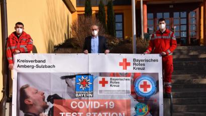 Bild: bö
Eine vom BRK betriebene Corona-Schnellteststation für die Bevölkerung aus dem südlichen Landkreis steht bereits am Karfreitag von 17 bis 19 Uhr in der Grundschule Rieden zur Verfügung (von links): Jens Günther (BRK), Bürgermeister Erwin Geitner und Christoph Gebhardt (BRK).