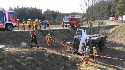 Bild: nic
Ein Milchlaster kam bei Siegritz von der Straße ab, stürzte etwa acht Meter in die Tiefe und kippte auf die Beifahrerseite um.