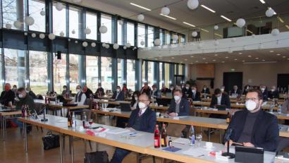 Bild: as
Mit Masken und gebührendem Abstand traf sich der Kreistag diesmal in der Stadthalle Erbendorf.
