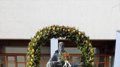 Bild: wec
Der Osterbrunnen beim der Bruder-Konrad-Staue im Innenhof der gleichnamigen Kirche lädt zum Spaziergang und zum Verweilen ein.