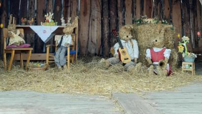 Bild: gis
In der "Schnaittbach-Hütte" in Mehlmeisel haben zwei Gemeinde Mitarbeiterinnen eine märchenhafte Osterszenerie erstellt.