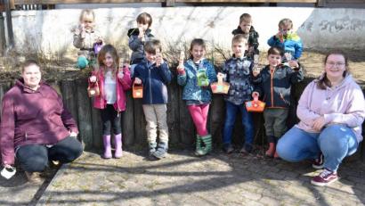 Bild: no
Die Kleinen aus der Tigerentenguppe nach der erfolgreichen Nester-Suche mit; (links) Erzieherin Jennifer Matschoß und (rechts) Kinderpflegerin Marie Götz.
