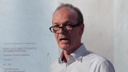 Bild: ohr
Architekt Roland Weigl von der EBB Ingenieurgesellschaft Regensburg stellte den Vorentwurf zum Neubau eines Kindergartens mit Kinderkrippe in Wölsendorf vor.