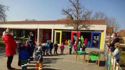Bild: Stefanie Freiwald/exb
Gemeinsam feiern die Mädchen und Buben im Außenbereich des Kindergartens St. Maria in Schnaittenbach Ostern.