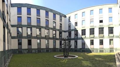 Bild: Gabi Schönberger
In Ausnahmefällen finden hier, auf dem Innenhof des Weidener Amtsgerichts, Versteigerungen statt – unter Einhaltung der Hygieneregeln.