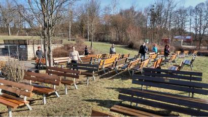 Bild: bsc
65 Ruhebänke von insgesamt über 140 Sitzgelegenheiten am Wanderwegenetz des Erholungsortes Friedenfels haben Helfer des Arbeitskreises Tourismus in den vergangenen Tagen für die neue Saison vorbereitet. Bürgermeister Oskar Schuster (Dritter von rechts) unterstützte die Aktion und dankte für das ehrenamtliche Engagement.