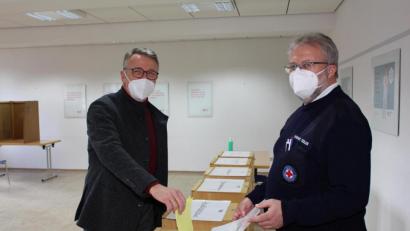 Bild: Sven Lehner/BRK Kreisverband/exb
BRK-Kreisvorsitzender Franz Stahl (links) bei seiner Stimmabgabe. Er steht auch die nächsten vier Jahre an der Spitze des Roten Kreuzes im Landkreis Tirschenreuth.