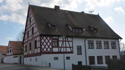 Bild: jr
Das Kinderhaus "Tillenzwerge" soll für 1,55 Millionen Euro saniert werden. Während der Arbeiten werden die Mädchen und Buben in Ausweichräumen in der Schule unterkommen.