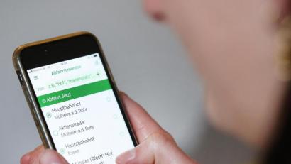 Symbolbild: Roland Weihrauch/dpa
Eine App könnte den Überblick über die Verbindungen und Tarife im Öffentlichen Nahverkehr im Landkreis verbessern. Kosten und Möglichkeiten sollen geprüft werden, beschloss der Ausschuss für Kreisentwicklung.