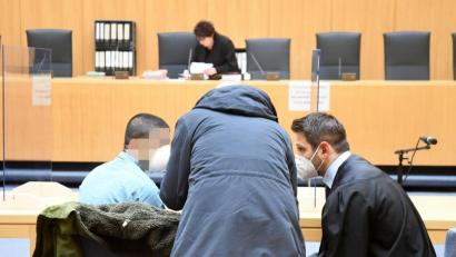 Archivbild: Gabi Schönberger
Die Luft für den Angeklagten Ayaz G. (links) scheint vor Gericht immer dünner zu werden: Mehrere Zeugen identifizierten den Mann bereits, der durch Anwalt Matthias Haberl (rechts) vertreten wird. Ayaz G.' Funktion und Stellung in der Schleuserbande wurde bislang aber noch nicht eindeutig klar.