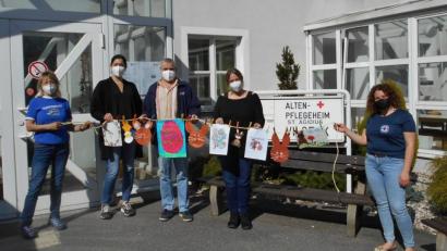 Bild: rha
Mit Osterbildern bringt die Wasserwacht Frühlingsgrüße ins BRK-Seniorenheim (von links): Jugendleiterin Maria Honig, Einrichtungsleiterin Tanja Schallmaier, Richard Weigert, stellvertretende Pflegedienstleiterin Sabine Minks und stellvertretende Jugendleiterin Hannah Götz.