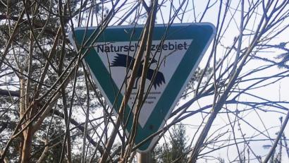 Bild: ld
Das "Hahnenfilz" ist ein Naturschutzgebiet, das strengen Regeln unterliegt. Eine Verletzung wie etwa Müllablagerung, hätte schwerwiegende Folgen.