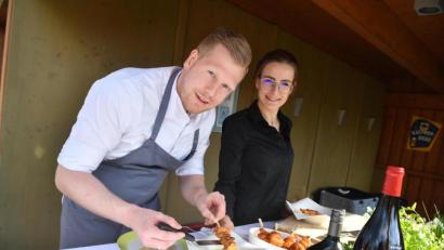 Bild: Florian Miedl/fph
Die Alexander-Herrmann-Schüler Verena und Matthias Kastner bereiten ein Gourmet-Menü zu.
