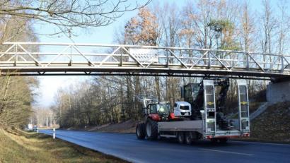Bild: szl
Auf den ersten Blick nur leicht kennbar sind die Schäden an der Fußgänger- und Fahrradbrücke über die Bundesstraße 15 bei der Schmelitz. Nach einem Lastwagenunfall, der vierte insgesamt seit dem Bau des Überwegs 2007, ist die Brücke gesperrt. Erst muss die Statik geprüft werden.