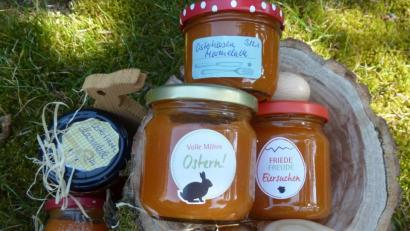 Bild: Rom
Die Osterhasen-Marmelade von Sieglinde Rom gibt ein schönes Ostergeschenk her - wenn die Vorräte nicht vorher schon weggefuttert werden.
