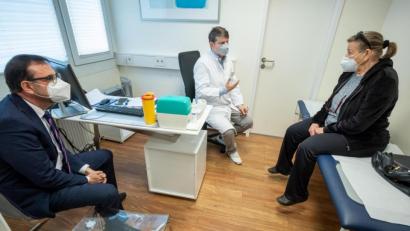 Bild: Peter Kneffel/dpa
Die Schauspielerin Eva Christian wird zum Start der Corona-Impfungen in bayerischen Hausarztpraxen im Behandlungszimmer von ihrem Arzt, Wolfgang Ritter (Mitte) über ihren Impfstoff von Astrazeneca informiert. Klaus Holetschek (CSU), Staatsminister für Gesundheit und Pflege in Bayern, der sich in der Praxis über den Ablauf vor Ort informierte, verfolgt das Gespräch.