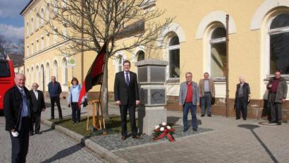Bild: wro
Höhepunkt der Gedenkveranstaltung war die Niederlegung eines Blumengesteckes vor dem Mahnmal am Bahnhofsvorplatz. Von links Horst Adler, Dieter Heller, Adalbert Busl, Hannelore Heller, Steffen Hörtler, Toni Dutz, Bernhard Moder, Margaretha Michel und Andreas Schmalcz.