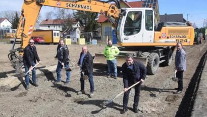 Bild: fz
Erster Spatenstich für den Vollausbau der Gemeindeverbindungsstraße von Dietersdorf nach Neuhaus