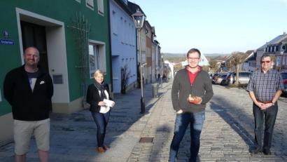Bild: rn
Dieter Kies (Stadtverband), Andreas Hermann, Petra Gottsche und Jürgen Schäffler (von rechts) freuen sich über die zahlreich gestarteten "Rallyefahrer" und tragen die Kosten für die Stadtrallye des Jugendforums.