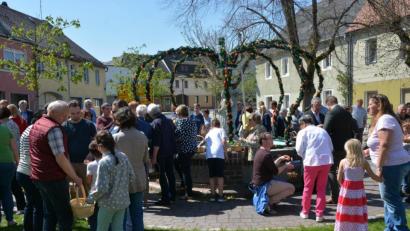 Archivbild: jr
Bei schönem Wetter war beim traditionellen Oierhiartn stets viel los rund um den Stiftländer Heimatbrunnen. Für viele Mitterteicher gehört der Besuch der Veranstaltung zum Osterwochenende fest dazu. Wegen der Corona-Pandemie muss das bunte Treiben schon zum zweiten Mal ausfallen. Das Foto entstand am Ostersonntag im Jahr 2019.