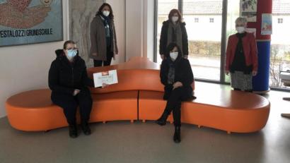 Bild: Nicole Selendt/exb
Spendenübergabe in der Pestalozzi-Grundschule: (von links, hinten) FU-Vorsitzende Nicole Selendt, Bianca Sommer, Schulleiterin Gunda Köstler, (vorne) Fördervereinsvorsitzende Heidi Oswald und Wina Pamler.
