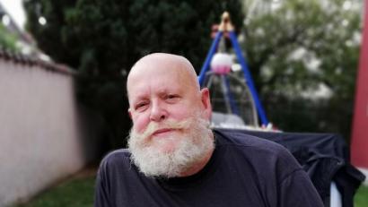 Bild: Anna-Maria Ascherl
Heini Hohl im Sommer 2020. Der charmante Plauderer und begnadete Maler feiert am heutigen 1. April seinen 70. Geburtstag.