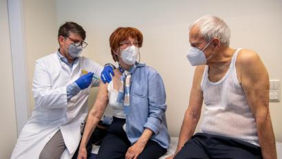 Bild: Peter Kneffel
Der Arzt Wolfgang Ritter impft zum Start der Corona-Impfungen in bayerischen Hausarztpraxen das Ehepaar Edith und Erich Dengler. Geimpft wurde der Impfstoff von Astrazeneca.