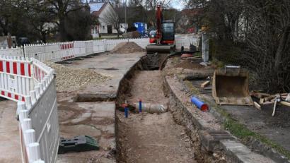 Bild: gf
Kainsricht ist derzeit eine Großbaustelle: Wasser- und Abwasserversorgung sowie die Dorfstraße und Zufahrt und Versorgung für das Baugebiet Kainsricht-West werden neu erstellt oder saniert.