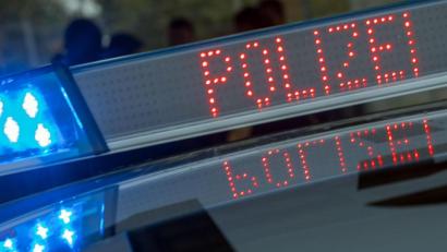 Symbolbild: Jens Büttner / dpa
Die Polizei sucht Zeugen, die Hinweise auf einen Einbruch in eine Bäckerei in Grafenwöhr geben können.