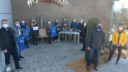 Bild: jr
Bei der Übergabe der Lernroboter mit dabei waren (von links) Wirtschaftsförderer Dr. Volker Höcht, Andreas Malzer und Arno Schwarz (beide Firma Kassecker) und Schulleiterin Claudia Strobel-Dietrich, sowie Florian Rieder (Zweiter von rechts), Geschäftsführer der Wirtschaftsjunioren.