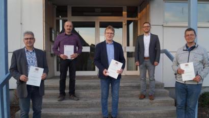 Bild: du
Bürgermeister Ernst Lenk (oben, rechts) würdigte in der jüngsten Gemeinderatssitzung die Verdienste der vier mit der Kommunalen Dankurkunde des Freistaats Bayern ausgezeichneten Gemeinderatsmitglieder Thomas Sommer, Gerhard Adam, Stefan Koller und Karl Bodenteiner (von links) nach 18-jähriger Zugehörigkeit zum Gemeindegremium.