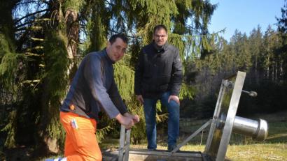 Bild: jr
Stellvertretender Wasserwart Michael Jaworeck (links) und Geschäftsleiter Stefan Döllinger haben den Sammelschacht am Tillenberg im Visier. Schon seit 1928 werden die Bad Neualbenreuther mit exklusiven Wasser vom Tillenberg versorgt, das wird auch künftig zu bleiben.