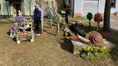 Bild: lei
Ostern kann kommen: Das Hasenpärchen in Eschenfelden wartet schon am Dorfbrunnen.