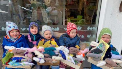 Bild: u
Die Kleinen der Kindertagespflege Blümchen haben ihre helle Freude an den Osterhasen, die ihre Leiterin Anke Schmietendorf zusammen mit 25 anderen Frauen für die Gäste und die Mitarbeiter der Hirschauer Seniorentagespflege St. Barbara gefertigt haben.