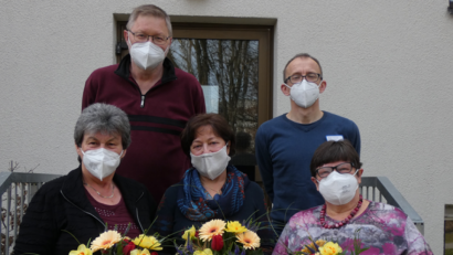 Bild: Selma Ülküseven/exb
Barbara Meißner, Aniela Augustyniak und Ingrid Riebl (vorne, von links) freuten sich über die Präsente und Wertschätzung durch Diakon Wolfgang Reuther und Pflegedienstleiter Konrad Nickl (hinten, von links).