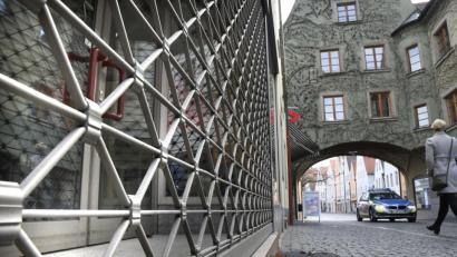 Bild: Petra Hartl
Das Gros der Geschäfte ist und bleibt wie hier am Montag in Weiden definitiv vorerst geschlossen. Aber ist der Verwandtenbesuch an den Osterfeiertagen in Weiden und im Landkreis Neustadt doch noch drin? Die 7-Tage-Inzidenz ab diesem Donnerstag ist entscheidend.