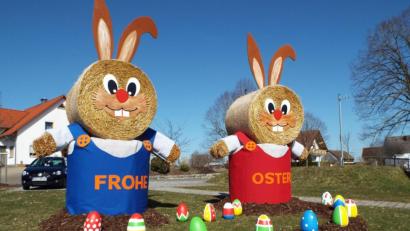 Bild: ll
Diese beiden Hasenhünen stehen seit einigen Tagen wieder vor dem Gerätehaus der Nasnitzer Feuerwehr.