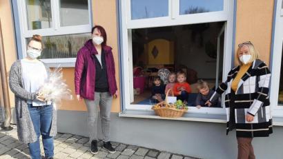 Bild: sl
Rita Rosner und Gabi Frank (von rechts) überreichen die Ostergeschenke der Frauen-Union mit Sicherheitsabstand