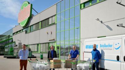 Bild: Claudia Seitz/exb 
Globus-Geschäftsleiter Stefan Schmid, Andreas Wopperer sowie Christian und Andreas Betzlbacher (von links) überbrachten eine Dankeschön-Brotzeit an die Mitarbeiter des Krankenhauses St. Barbara.