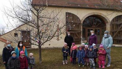Bild: Gemeinde Kulmain/exb
Mit ihrer Osterbaum-Aktion machten die Mädchen und Buben des Kinderhauses Mobile auch Pfarrer Markus Bruckner (hinten) eine Freude.