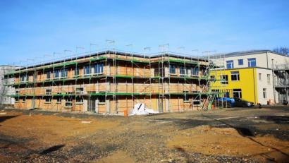 Bild: lnz
Für das Projekt Grundschule ist heuer eine Summe von 3 Millionen Euro im Haushalt der Stadt Mitterteich eingeplant – konkret für den laufenden Bau des neuen Kinderhorts mit Räumen für die Ganztagsbetreuung (im Bild vorne).