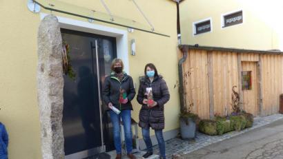 Bild: sl
Die Kindergärtnerinnen Christina Söllner und Monika Meißner (von rechts) waren in Döllnitz „Helferinnen des Osterhasen“.