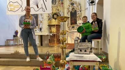 Bild: gz
Über die zahlreichen fantasievoll gebastelten Osternester vor dem Altar freuen sich seitens der Katholischen Jugend Julia Bauriedl (links) und Marie Hummer mit Bruder Max.