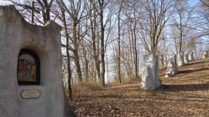 Bild: amö
Er hat einen besonderen Reiz: Der Kreuzweg auf dem Kalvarienberg bei Winklarn.