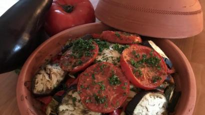Bild: Michael Schiffer 
Das Wort „Tajine“ bezeichnet gleichzeitig das Gericht und den Tontopf mit Deckel. Wer keine Tajine im Schrank hat, kann den Fleisch-Gemüse-Eintopf auch in einer schweren Kasserolle zubereiten.